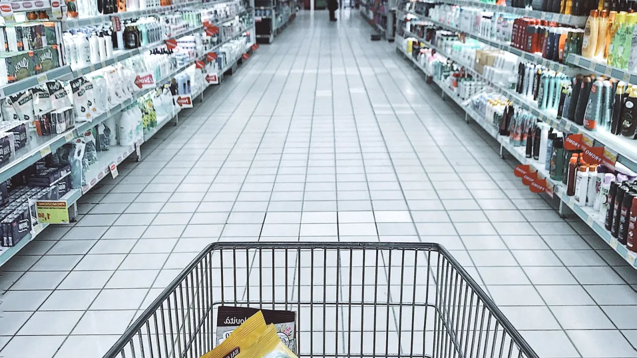 Market rafında un ve pastacılık ürünleri
